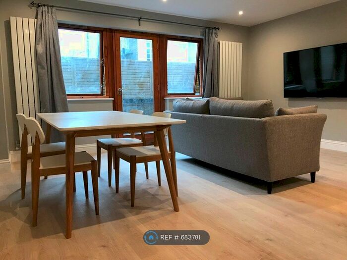 4 Bedroom Flat To Rent In St Mary Graces Court, London E1
