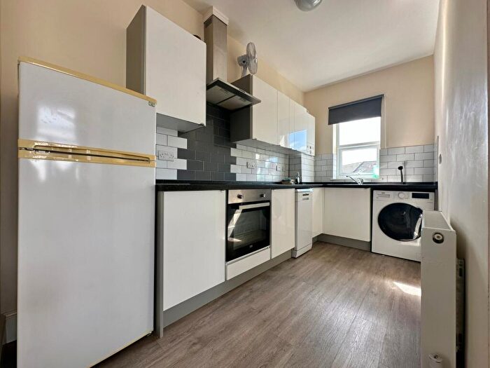 1 Bedroom Flat To Rent In Portsmouth Road, Southampton, Hampshire, SO19