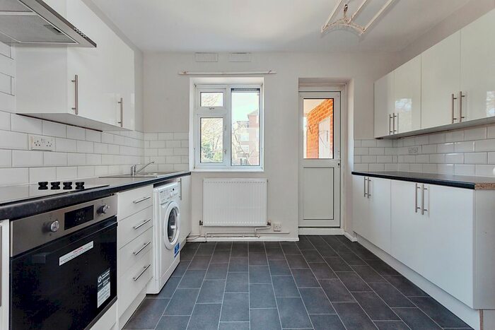 2 Bedroom Flat To Rent In Rivenhall Gardens, London, E18