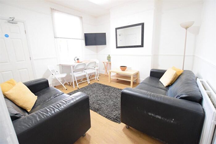 4 Bedroom Terraced House To Rent In Carholme Road - Student House - /, LN1