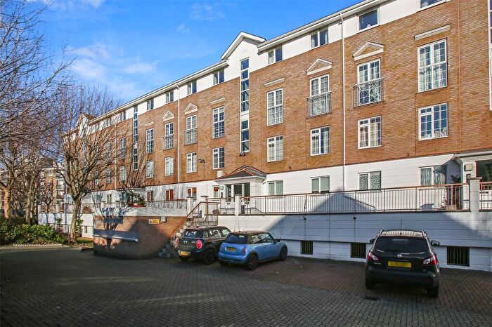 2 Bedroom Flat To Rent In Kingsbridge Court, Dockers Tanner Road, Isle Of Dogs, London, E14