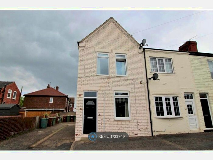 2 Bedroom End Of Terrace House To Rent In Lime Tree Avenue, Pontefract, WF8