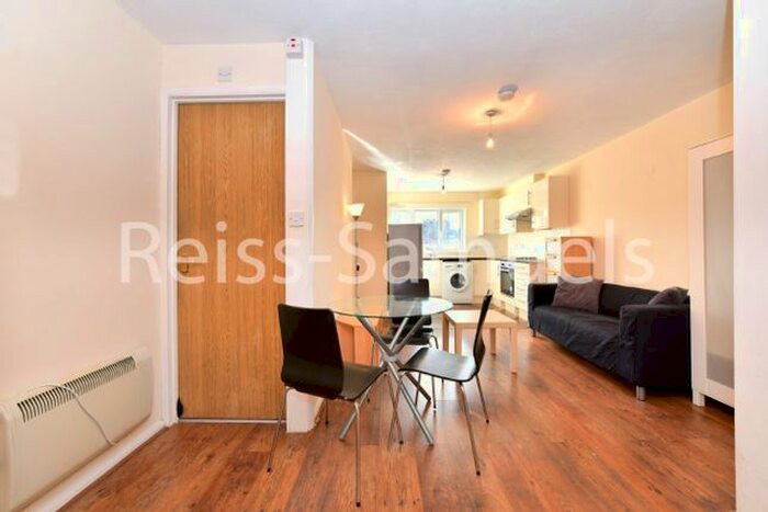 3 Bedroom Flat To Rent In Ambassador Square, Isle Of Dogs, Canary Wharf, Docklands, London, E14