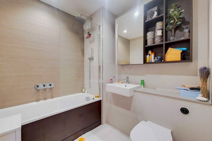 2 Bedroom Flat To Rent In Moulding Lane, Deptford, London, SE14
