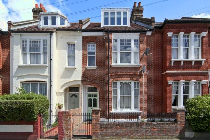 3 Bedroom Flat To Rent In Lucien Road, London SW17