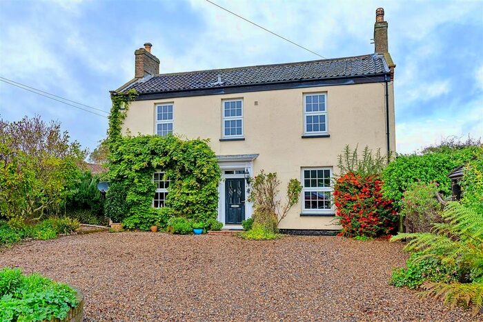 4 Bedroom Farmhouse For Sale In Church Road, Bacton, Norwich, NR12