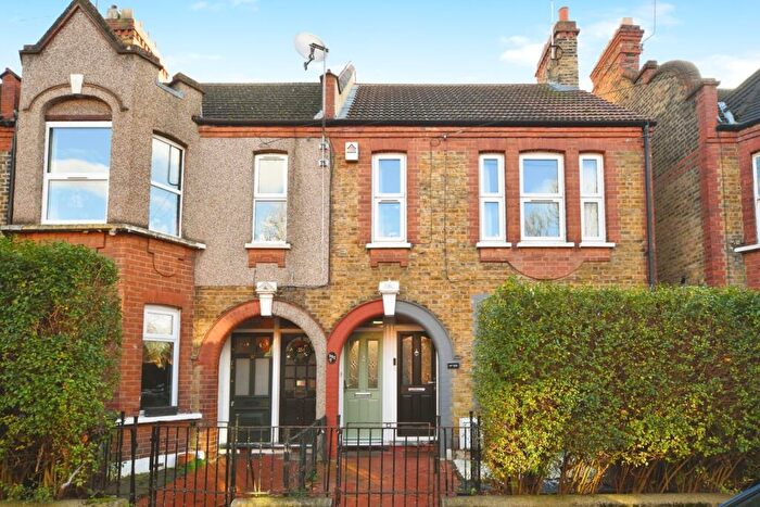 2 Bedroom Flat For Sale In Brettenham Road, London, E17