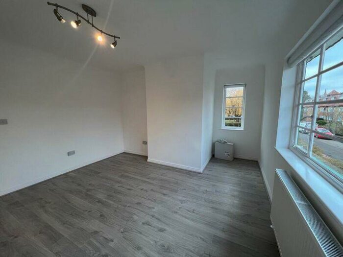2 Bedroom Apartment To Rent In Denison Close, Hampstead Garden Suburb, N2