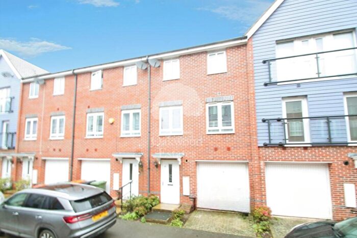 4 Bedroom Town House To Rent In Chadwick Road, Slough, SL3