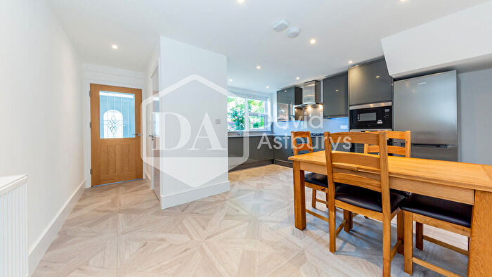 3 Bedroom Terraced House To Rent In Mackenzie Road, Islington, London, N7