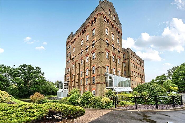 2 Bedroom Flat For Sale In Bourneside Road, Addlestone, Surrey, KT15
