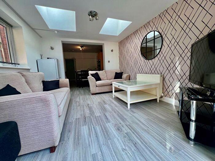 6 Bedroom Detached House To Rent In Easter Road, Bournemouth, BH9