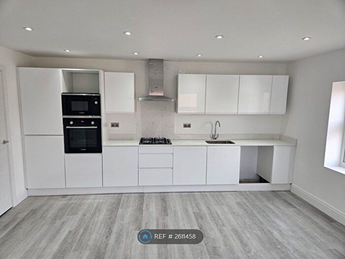 2 Bedroom Flat To Rent In Frontier Court, Woking, GU21