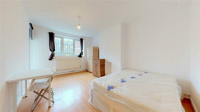 3 Bedroom Apartment To Rent In Thornaby House, Canrobert Street, E2