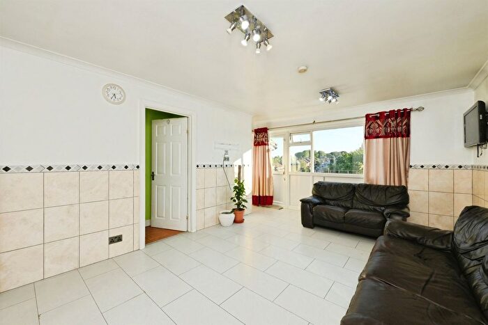 3 Bedroom Flat For Sale In Crouchfield, Hertford, SG14