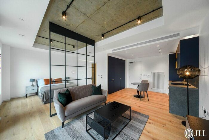 Apartment To Rent In Douglass Tower, London, E14