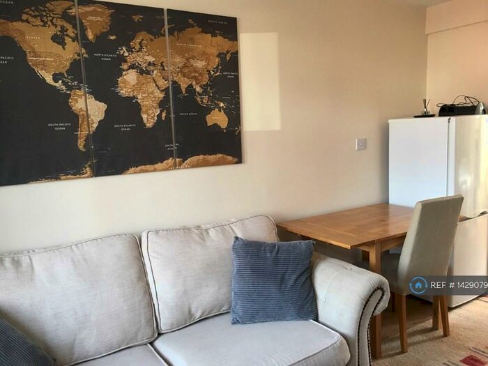 1 Bedroom Flat To Rent In Woodham Lane, Addlestone, KT15