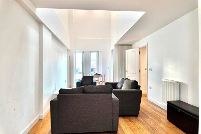 3 Bedroom Flat To Rent In Rope Court, Canoe Walk, E14