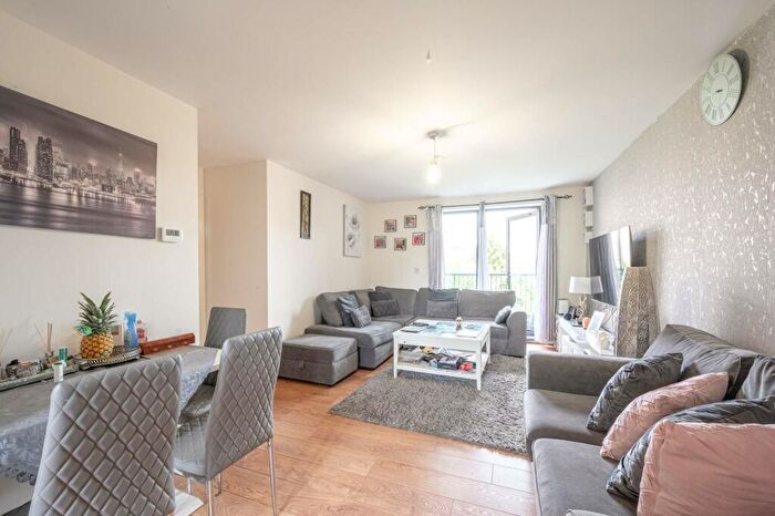 3 Bedroom Flat To Rent In Mornington Close, Colindale, London, NW9