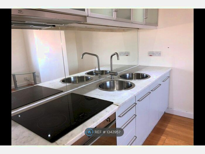 2 Bedroom Flat To Rent In Manor Road, Chigwell, IG7