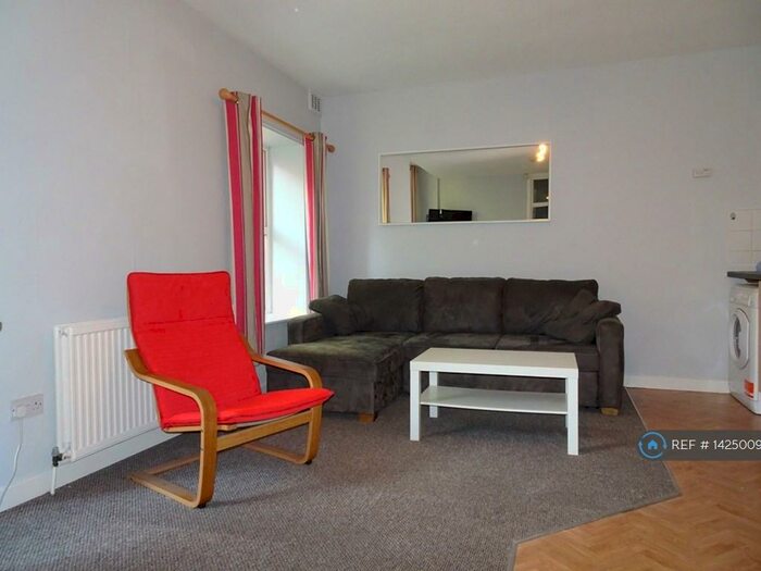 3 Bedroom Flat To Rent In Richmond Grove, Manchester, M13