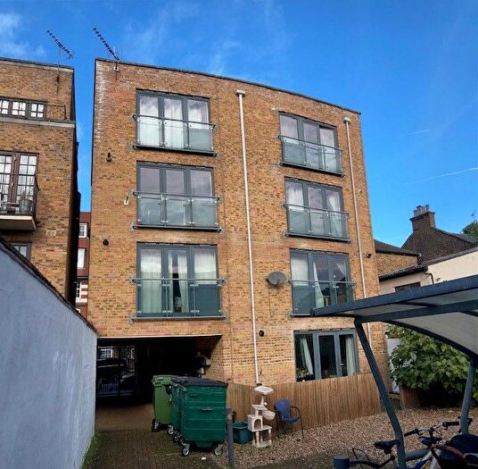 3 Bedroom Flat To Rent In Wedmore Street, Holloway, Islington, North London, N19