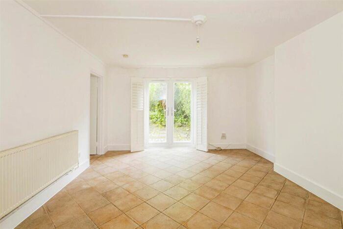 2 Bedroom Apartment To Rent In Thicket Road, Lombard Square, SE20