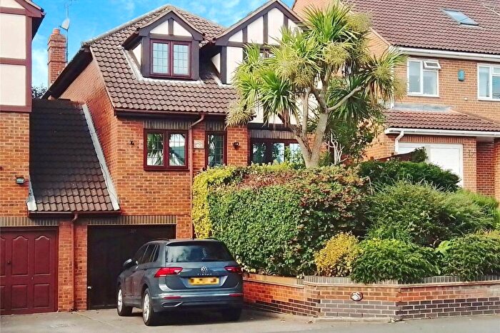 4 Bedroom Link Detached House For Sale In Swan Lane, Wickford, Essex, SS11