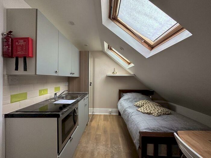 Flat To Rent In Sunningfields Road, London, NW4