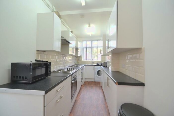 5 Bedroom House To Rent In Parkfield Avenue, Northampton, NN4