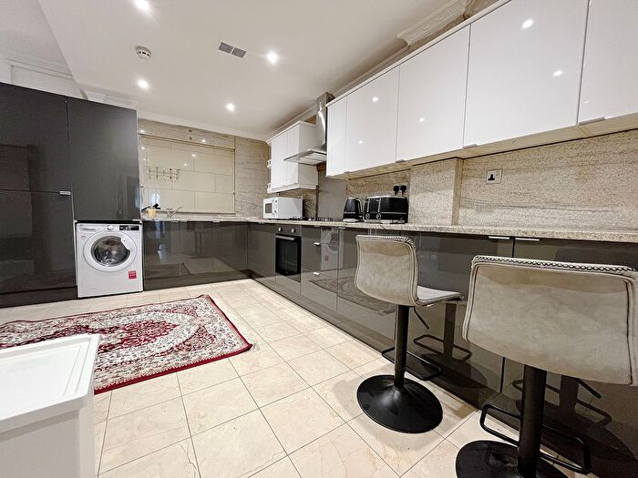 3 Bedroom Flat To Rent In Great West Road, Hounslow, TW5