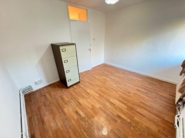 2 Bedroom Flat To Rent In Bow Road, London, E3