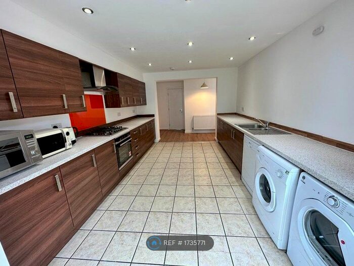5 Bedroom Semi-Detached House To Rent In Bolton Road, Swinton, Manchester, M27
