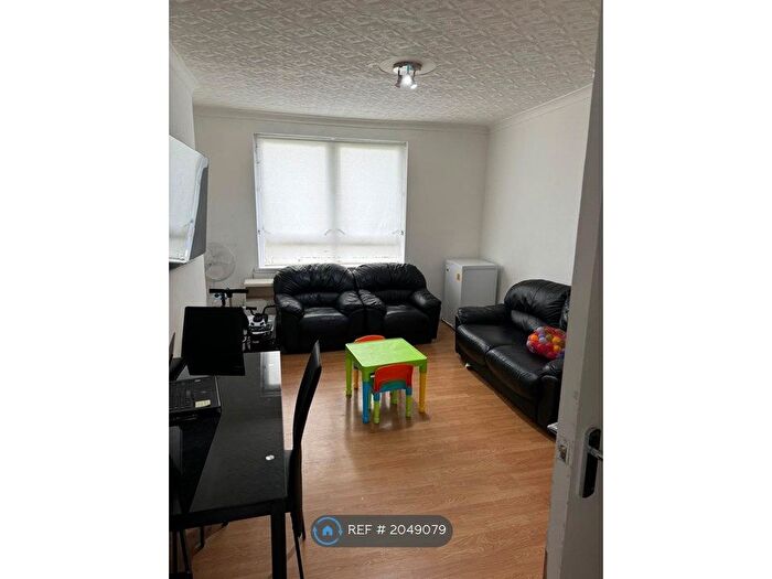 2 Bedroom Flat To Rent In Wardieburn Place West, Edinburgh, EH5