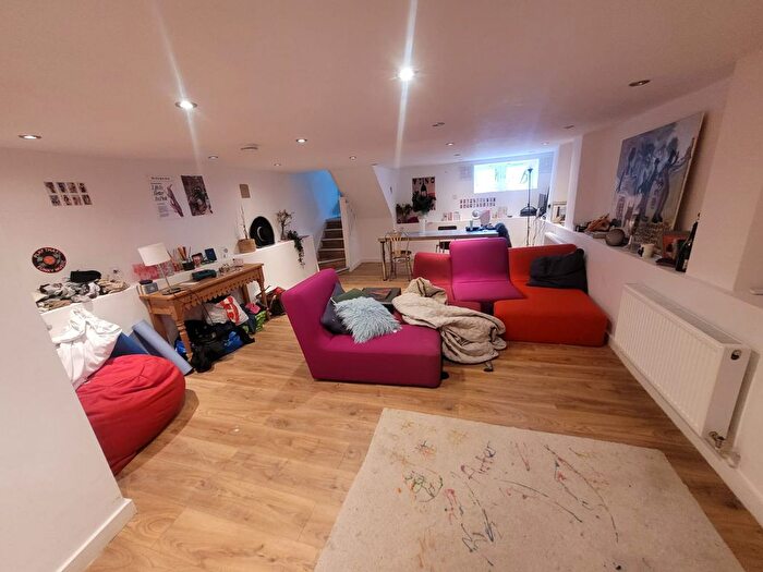 2 Bedroom Flat To Rent In Flat Bouverie Road, London, Greater London, N16