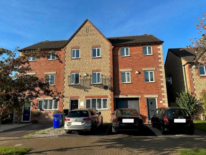 4 Bedroom Town House To Rent In Lucerne Avenue, Bicester, OX26