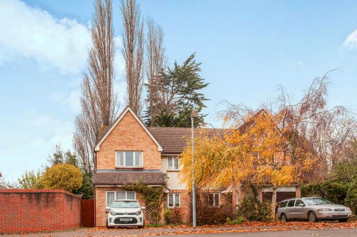 3 Bedroom Semi-Detached House To Rent In Bullen Close, CB1