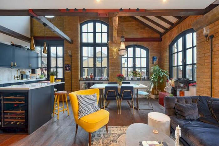 3 Bedroom Flat To Rent In Tower Bridge Road, London, SE1