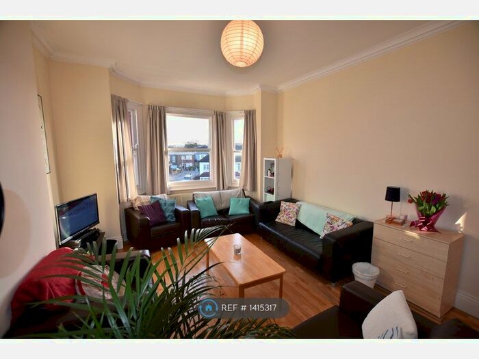 3 Bedroom Flat To Rent In Stanley Mansions, London, SW17
