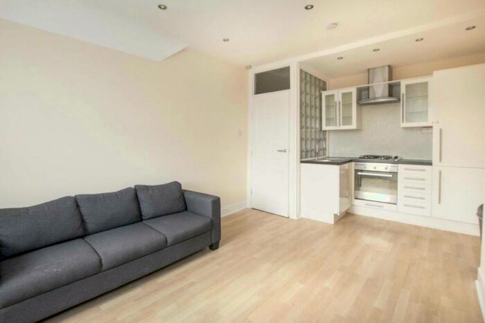 2 Bedroom Flat To Rent In Romola Road, Herne Hill, SE24