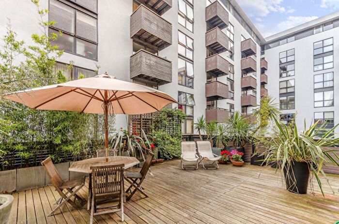 2 Bedroom Flat To Rent In Gainsborough Studios, Islington, London, N1