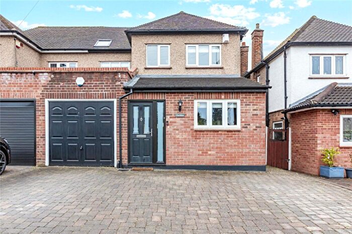 4 Bedroom Semi-Detached House To Rent In Cranborne Gardens, Upminster, RM14