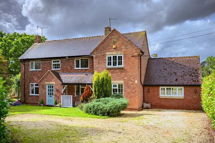 4 Bedroom Detached House For Sale In Kington Lane, Claverdon, CV35