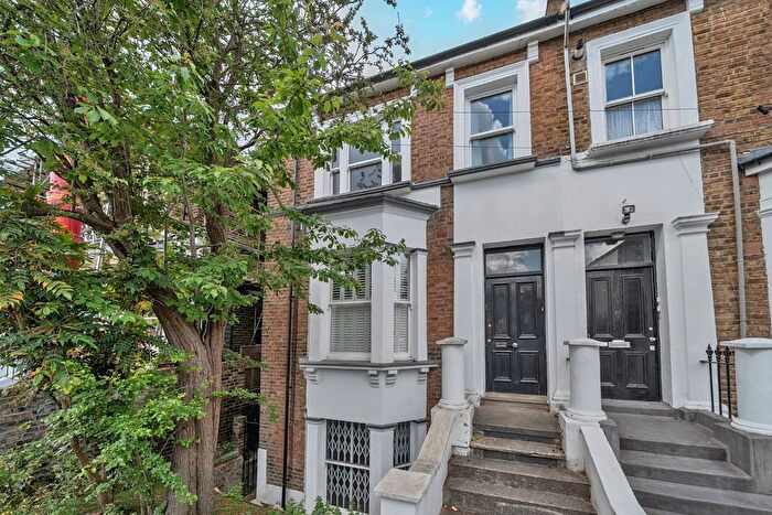 2 Bedroom Flat For Sale In Cathnor Road, Shepherds Bush, London, W12