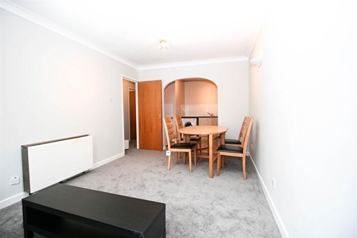 1 Bedroom Apartment To Rent In Queens Court, Bridge Street, B1