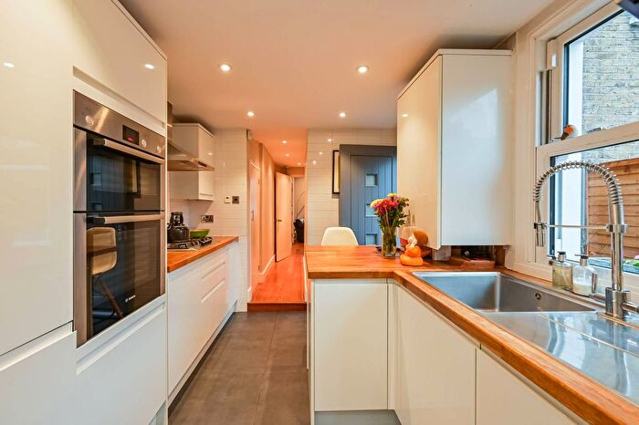 1 Bedroom Flat For Sale In Salisbury Road, Chingford, London, E4