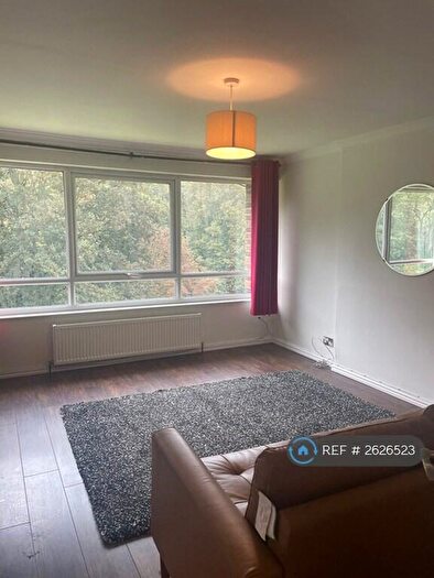 2 Bedroom Flat To Rent In Gledhow Court, Leeds, LS7