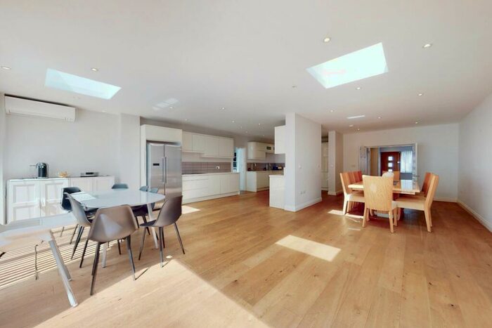 5 Bedroom Semi-Detached House To Rent In Gresham Gardens, Golders Green, NW11