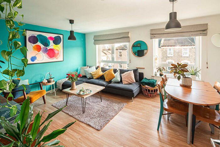 3 Bedroom Apartment For Sale In Vestry Road, London, SE5