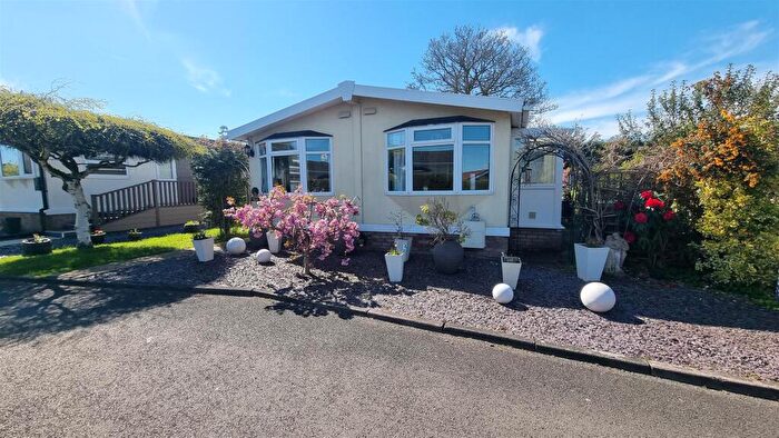 2 Bedroom Park Home For Sale In The Willows, Hillcrest Park, Wythall, B47